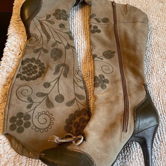 Sexy suede and leather embroidered , flower design boots - Picture 2 of 4